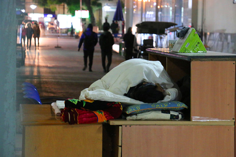 Hà Nội: Nhiệt độ về đêm chỉ còn 9, 10 độ C, nhiều người nhà bệnh nhân vạ vật tránh rét ở hành lang bệnh viện